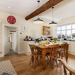 Beautiful Cotswold Farmhouse With Hot Tub